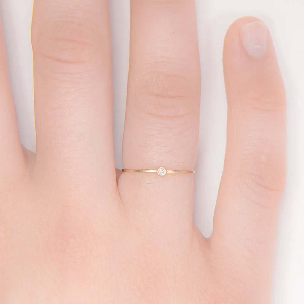 <!--RG251-->dainty dot ring with diamond